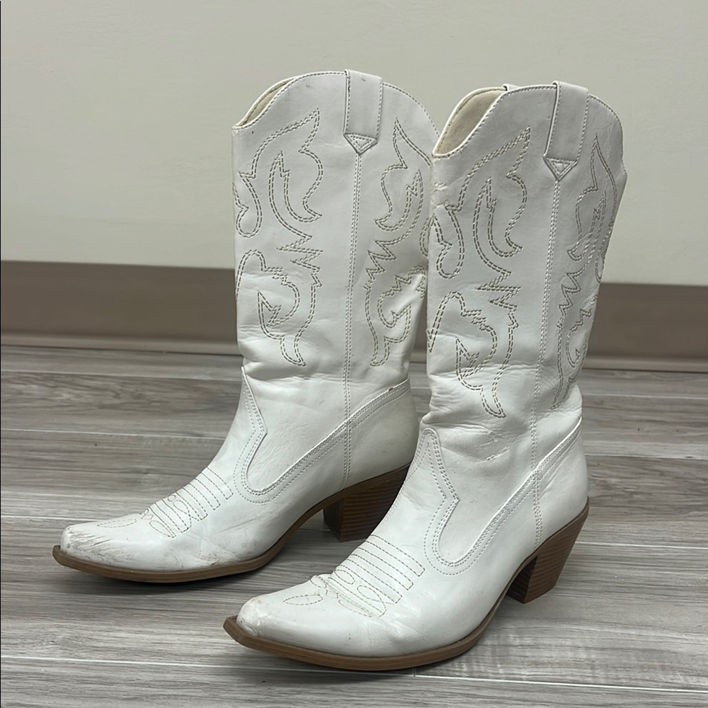 Splash White Heeled Boots with Decorative Stitching